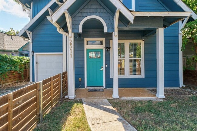 Building Photo - 2311 Santa Rita St