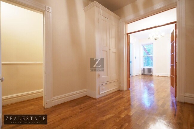 Building Photo - 346 7th Ave