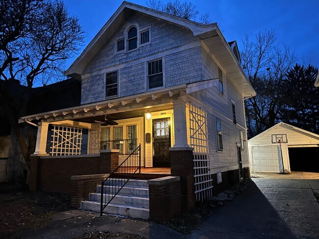 Foto del edificio - 1105 N Bourland Ave