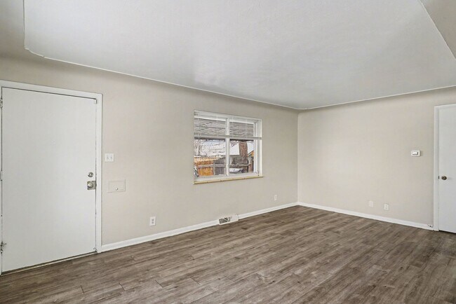 Foto del edificio - Front Unit - Duplex - 4bed 2bath - Finished Basement! **Special**