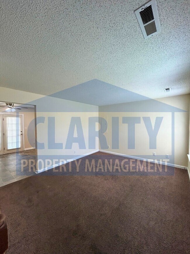Foto del edificio - 3-bedroom home w/ single car garage!