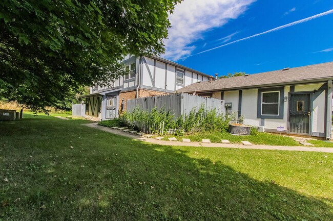 Building Photo - 3640 N Mitthoefer Rd