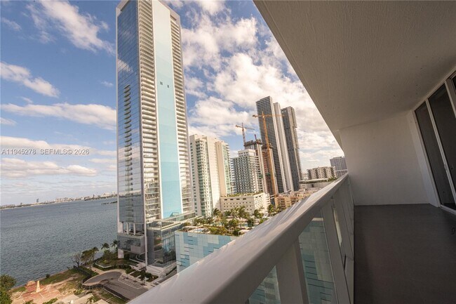 Foto del edificio - 600 NE 27th St