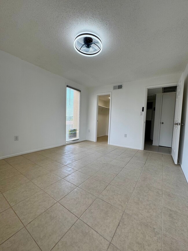 Building Photo - 588 Orange Dr