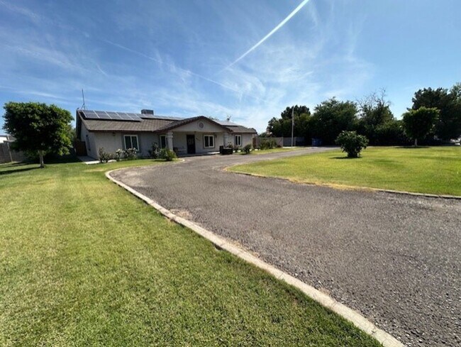 Building Photo - NO HOA, PLUS PARKING FOR MULTIPLE VEHICLES...