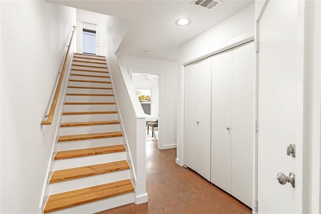 Building Photo - 823 Saulnier St