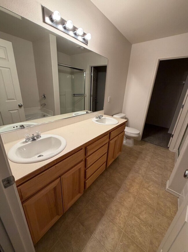 Foto del edificio - New carpet + Paint! 2 bed|2.5 bath + bonus room townhome