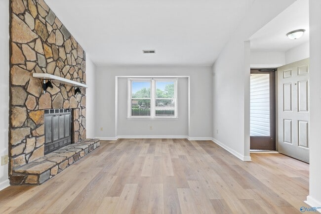 Building Photo - 1008 Fieldstone Ct SE