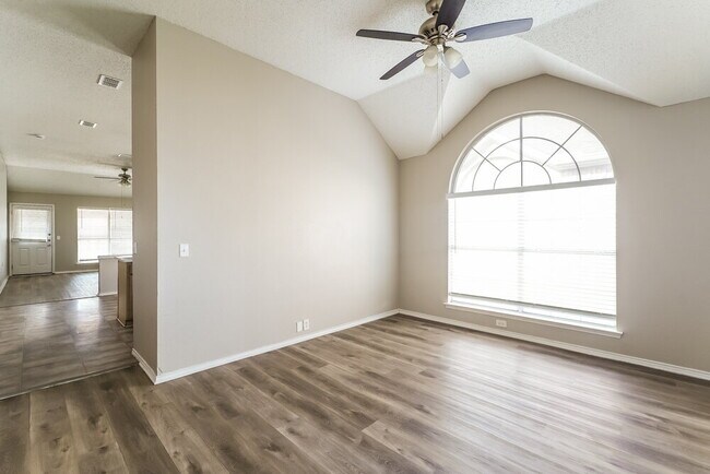 Building Photo - 4612 Parkmount Dr