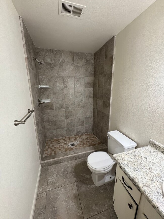 Building Photo - Spacious Home Available Now!