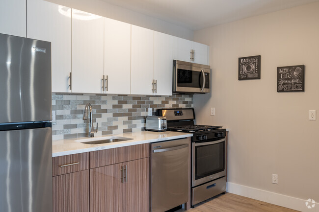 1BR, 1BA - 633SF - Americanside Apartments