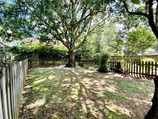 Building Photo - Amazing 3 Bedroom Townhome with Fenced Bac...