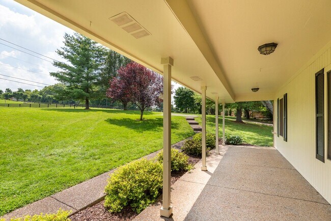 Foto del edificio - Beautiful Ranch Home in Thompson Station