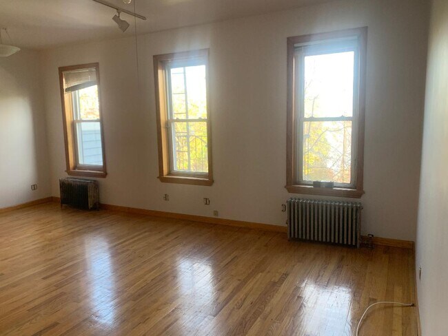 living room - 533 18th St
