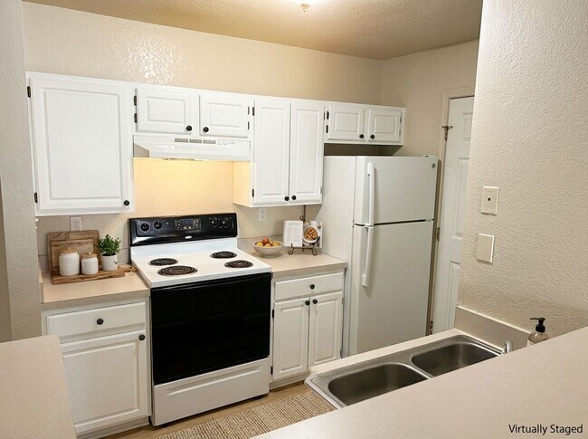 Foto del edificio - CLEAR CREEK APARTMENTS