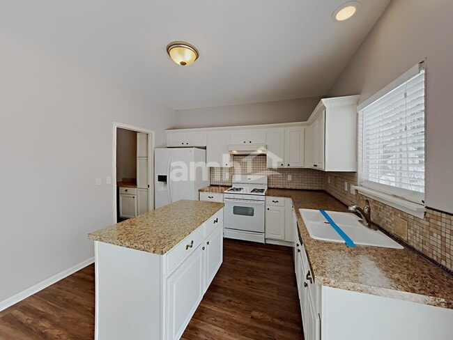 Building Photo - 204 Stearn Dr