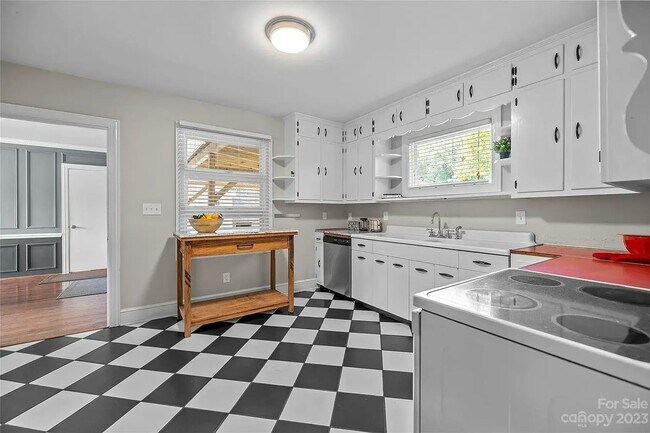 Building Photo - 1030 Dooley Dr