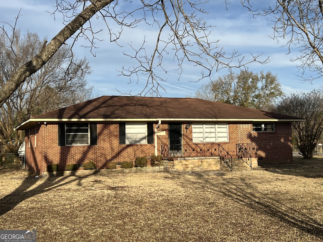 Primary Photo - 126 Country Club Rd