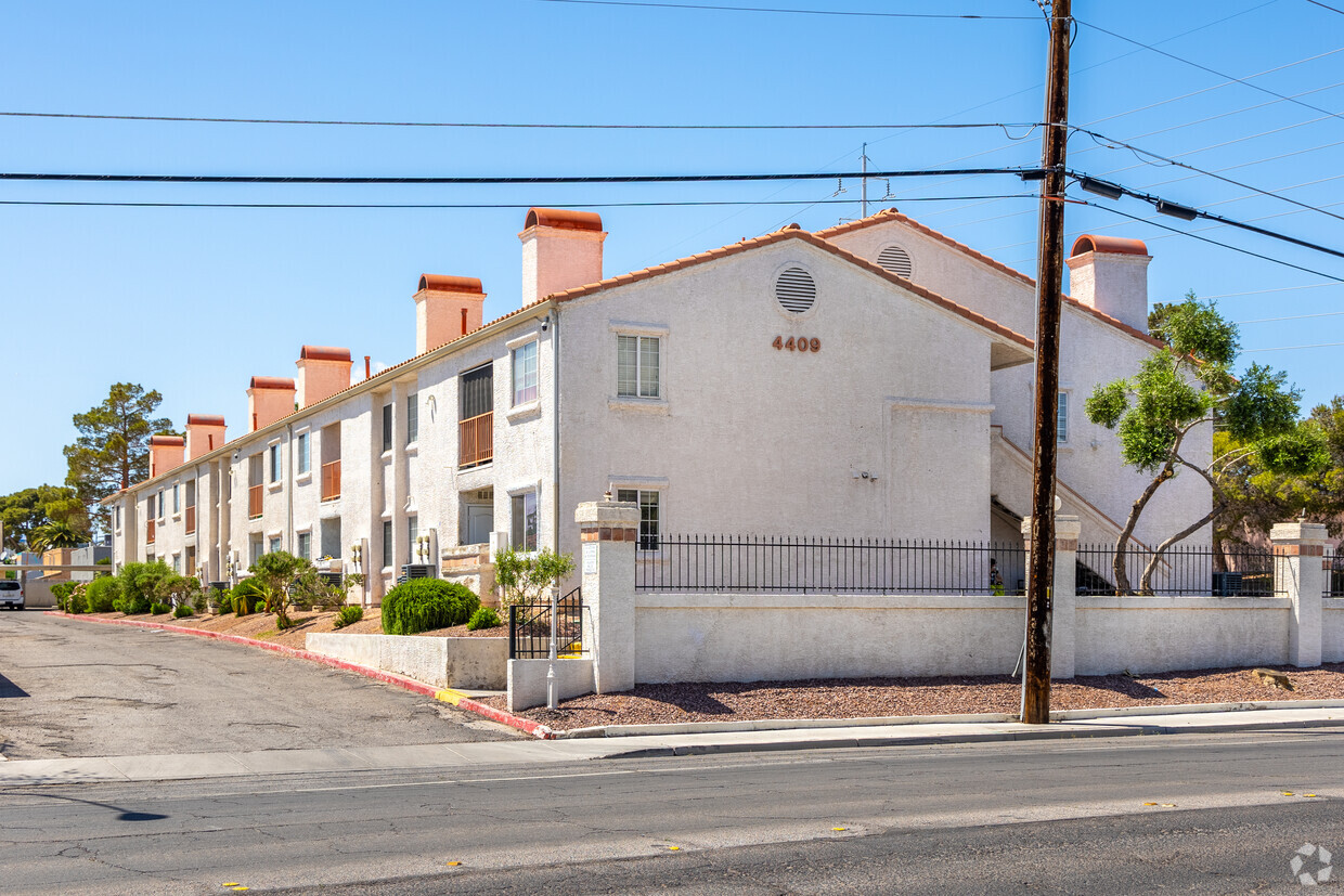 Primary Photo - Sea Fox Apartments