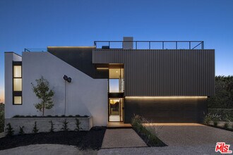 Building Photo - 2635 Hargrave Dr