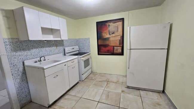 Foto del edificio - 701 Tamiami Canal Rd
