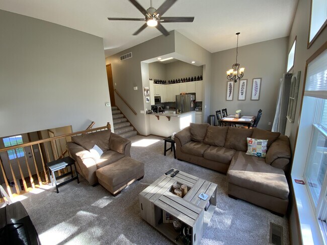 Foto del edificio - 472 Wilderness Dr