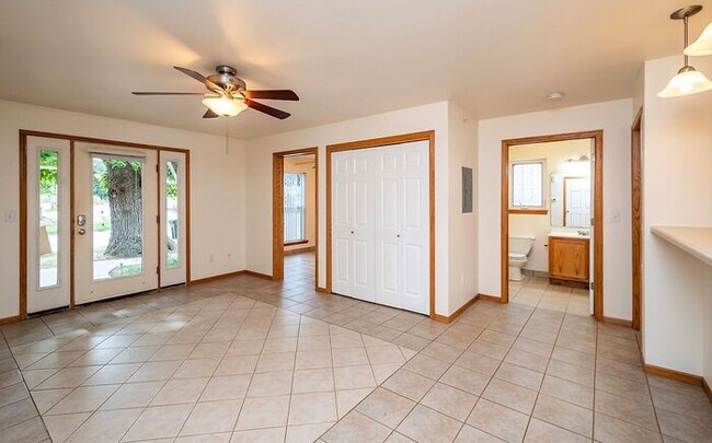 Foto del edificio - $2,595 | 3 Bedroom + Bonus Room, 2 Bathroo...
