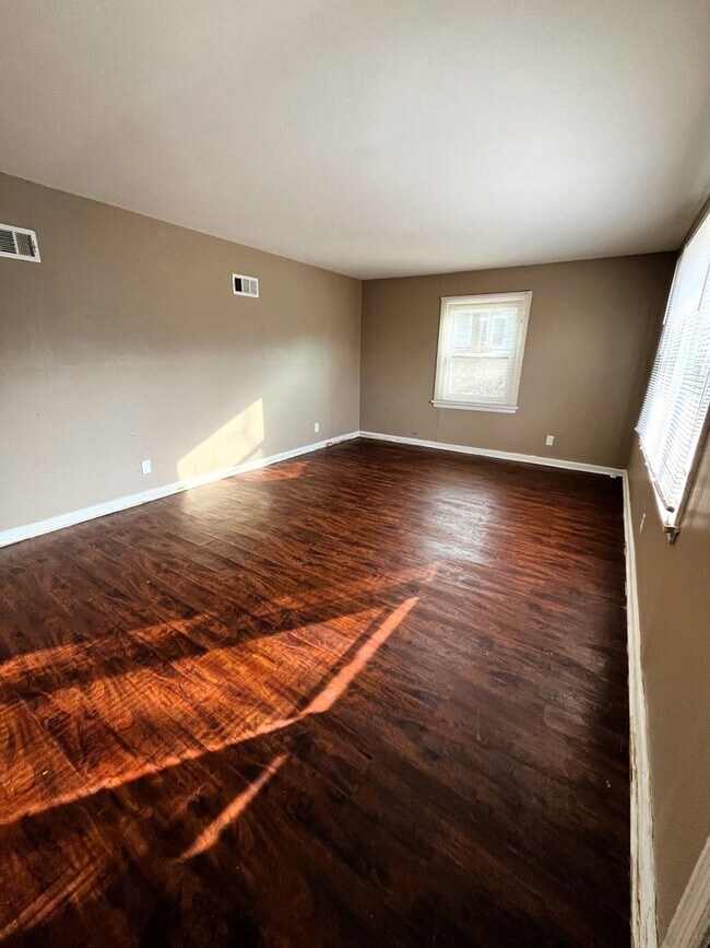 Building Photo - Spacious 2 bedroom home for Rent