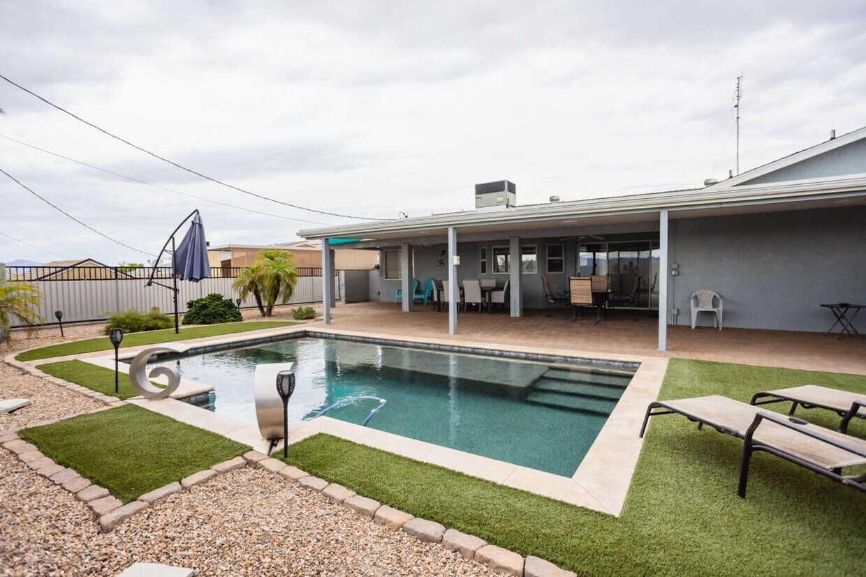 Foto principal - 3 BEDROOM 2 BATH 2 CAR GARAGE POOL HOME W/...