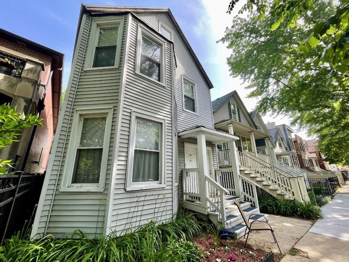 Primary Photo - 1722 W Nelson St