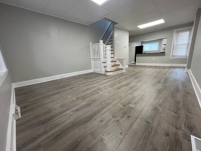 Building Photo - Renovated 3 Bedroom/1 Bathroom Home Availa...