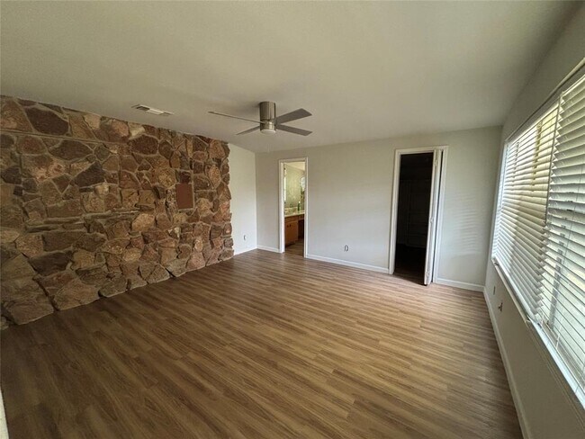 Building Photo - 1058 Lonesome