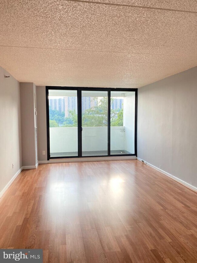 Foto del edificio - 5911 Edsall Rd