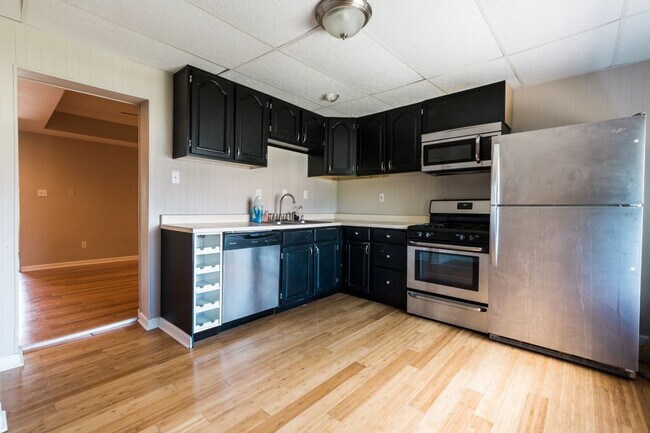 Foto del edificio - AVAILABLE NOW  - Gorgeous 3 Bedroom, 1.5 B...