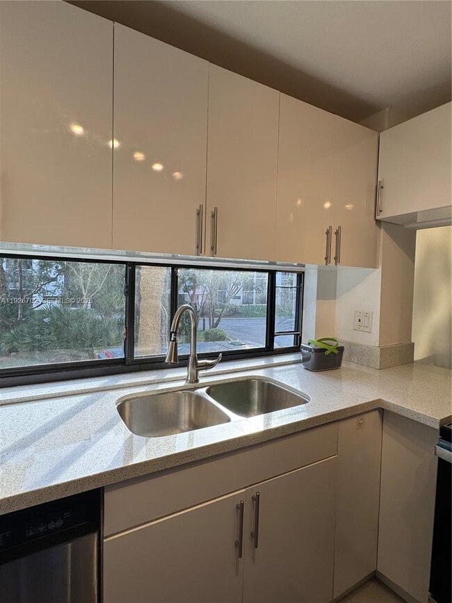 Foto del edificio - 17021 N Bay Rd