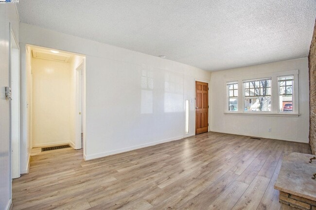 Building Photo - 60 Maitland Dr