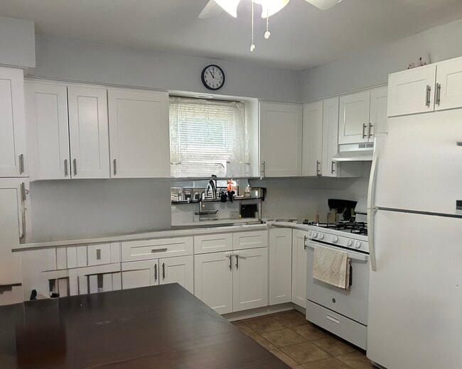 Building Photo - 985 Schopmann Dr