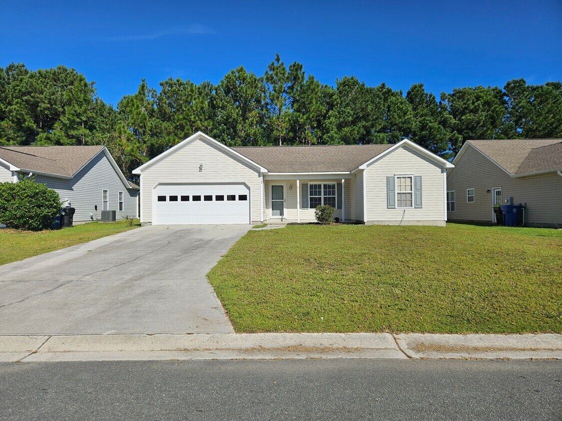 Foto principal - 3 bedroom, 2 bath home in the Neighborhood...