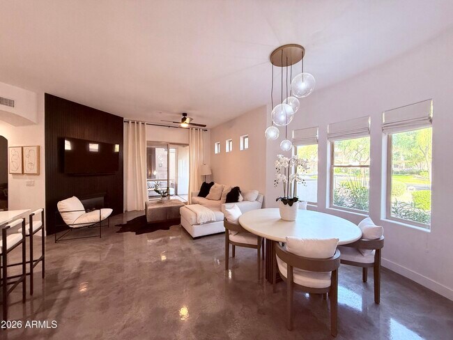 Foto del edificio - 11000 N 77th Pl