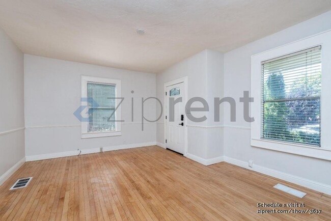 Building Photo - Unit F