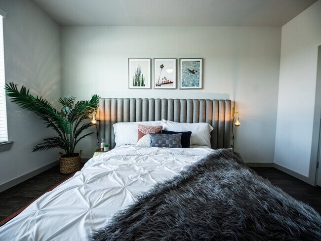 Building Photo - Splendid 2 BR Ready to Go