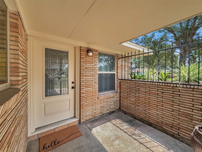 Building Photo - 2202 Stonecrest Dr