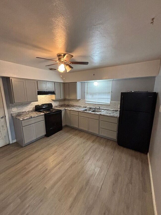 Foto del edificio - Charming 2-Bedroom Home Near Hickey Park –...