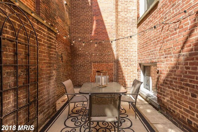 Foto del edificio - 629 Constitution Ave NE