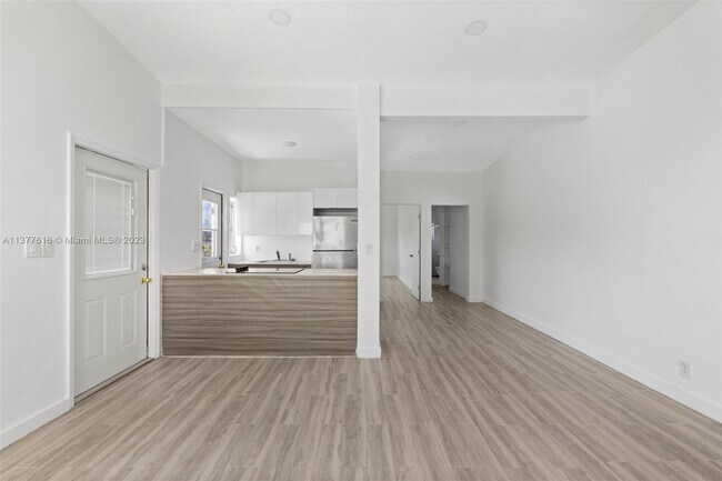 Foto del edificio - 8135 Crespi Blvd