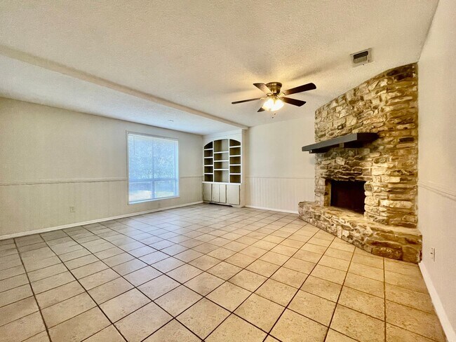Building Photo - Reduced Deposit, 3 bedroom / 2 bathroom ho...