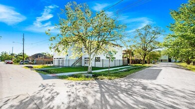 Building Photo - 1301 Diez St