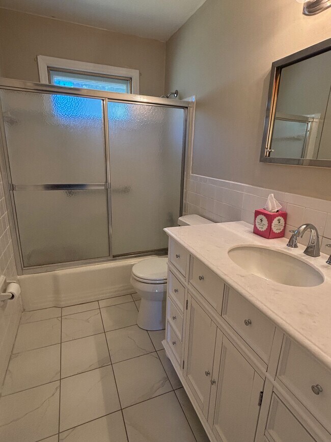 Baño-todo actualizado. - 4317 S Canterbury Pl