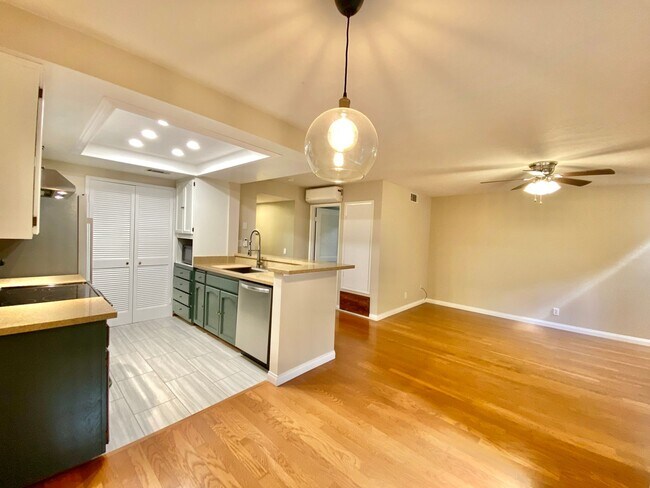 Building Photo - Beautiful 2B/2BA Condo in University Heigh...