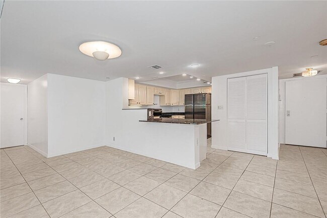 Foto del edificio - 3200 Port Royale Dr N